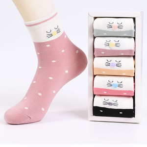 卡通可爱女袜 用俏皮点缀足尖的时尚乐趣