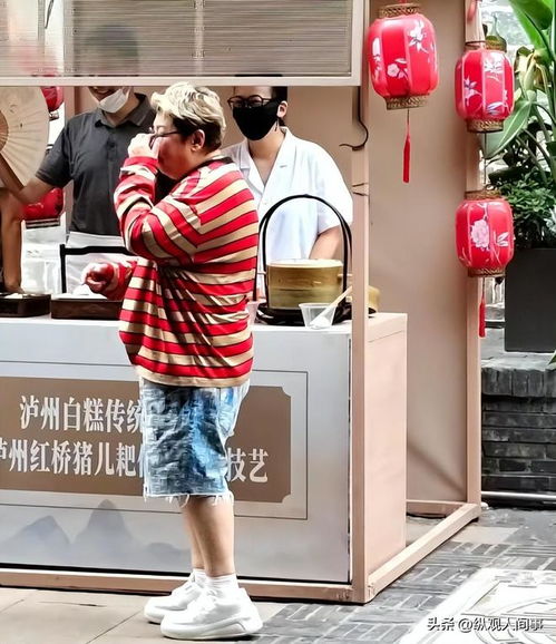 韩红低调逛地摊被偶遇，休闲打扮引网友热议