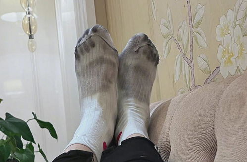 明星也踩雷！关晓彤晒掉色鞋子染黑袜子，瑕疵品无处不在